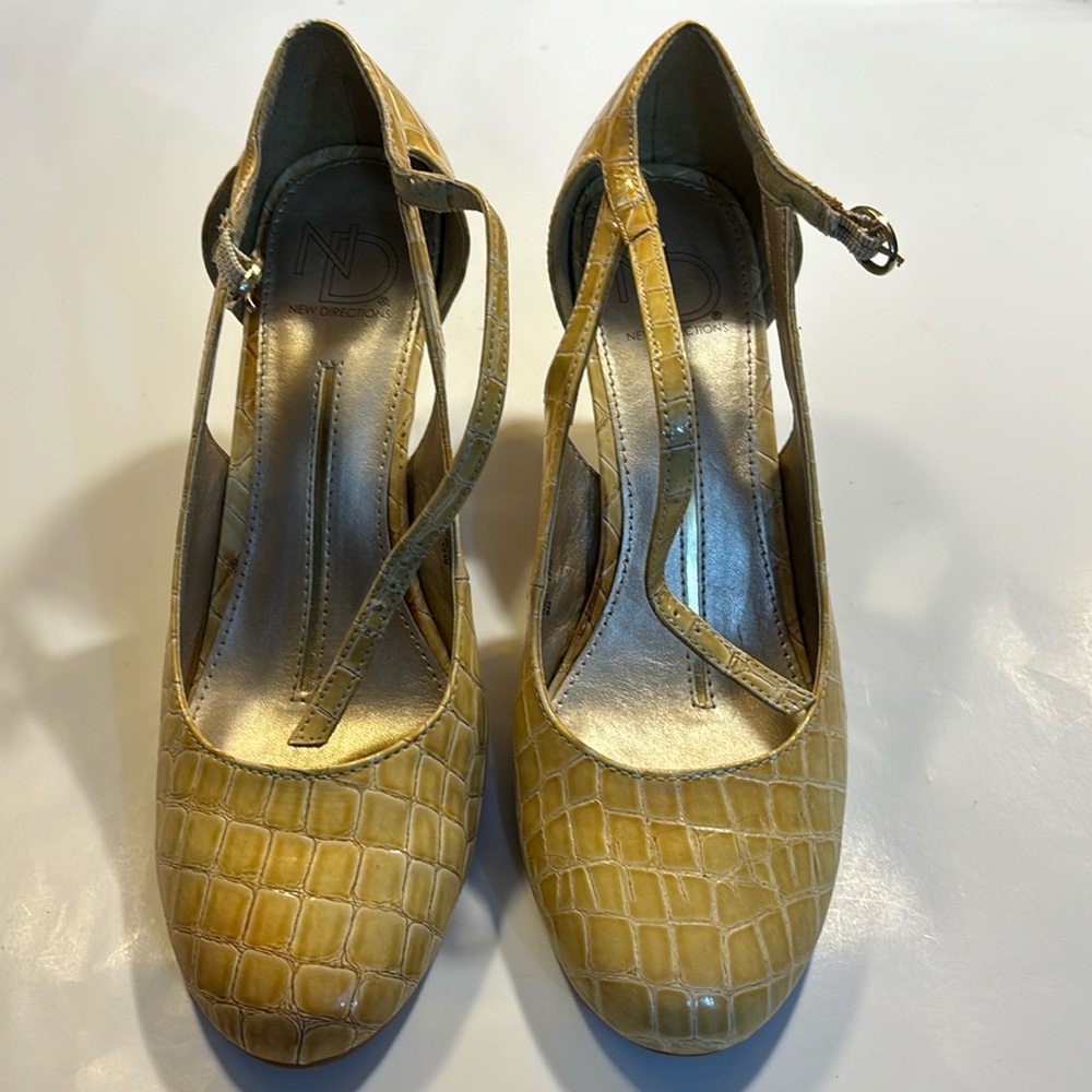 New Directions 3 1/4” heels bone color faux alligator size 8 M